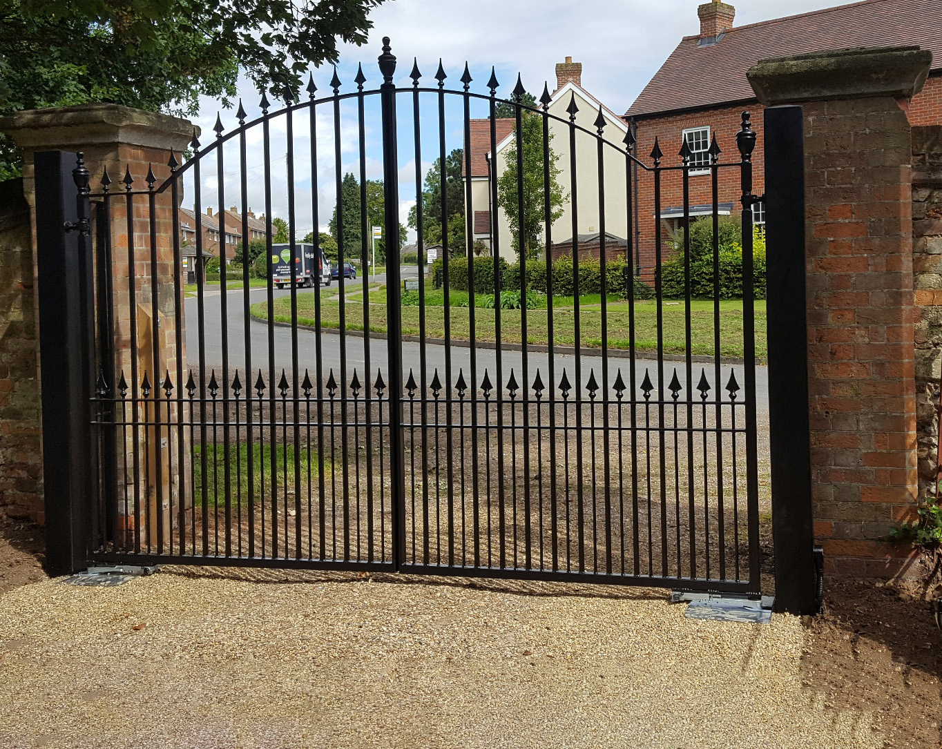 Automatic Abington Arched Design Gates - Barkway Cambridgeshire