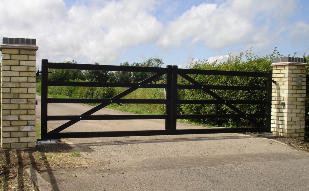 Solid Field Gate Double Leaf Field Automatic Gates - June 2012 Soham
